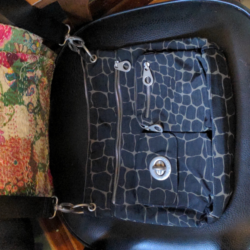 Baggallini Giraffe crossbody purse